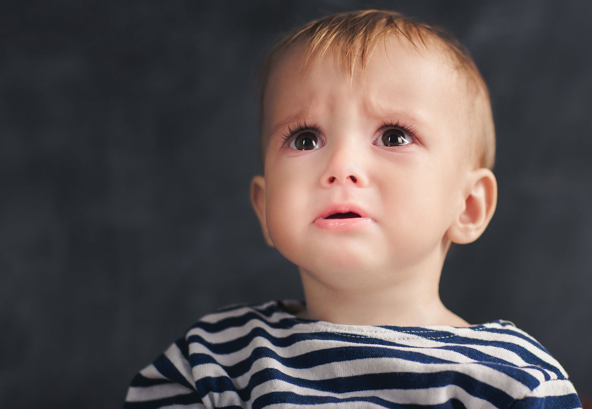Sad kid. Плачущий ребёнок одного года. Младенец 1 годик плачет. Ребенок 7 лет переживает. Ребенок нахмурился.